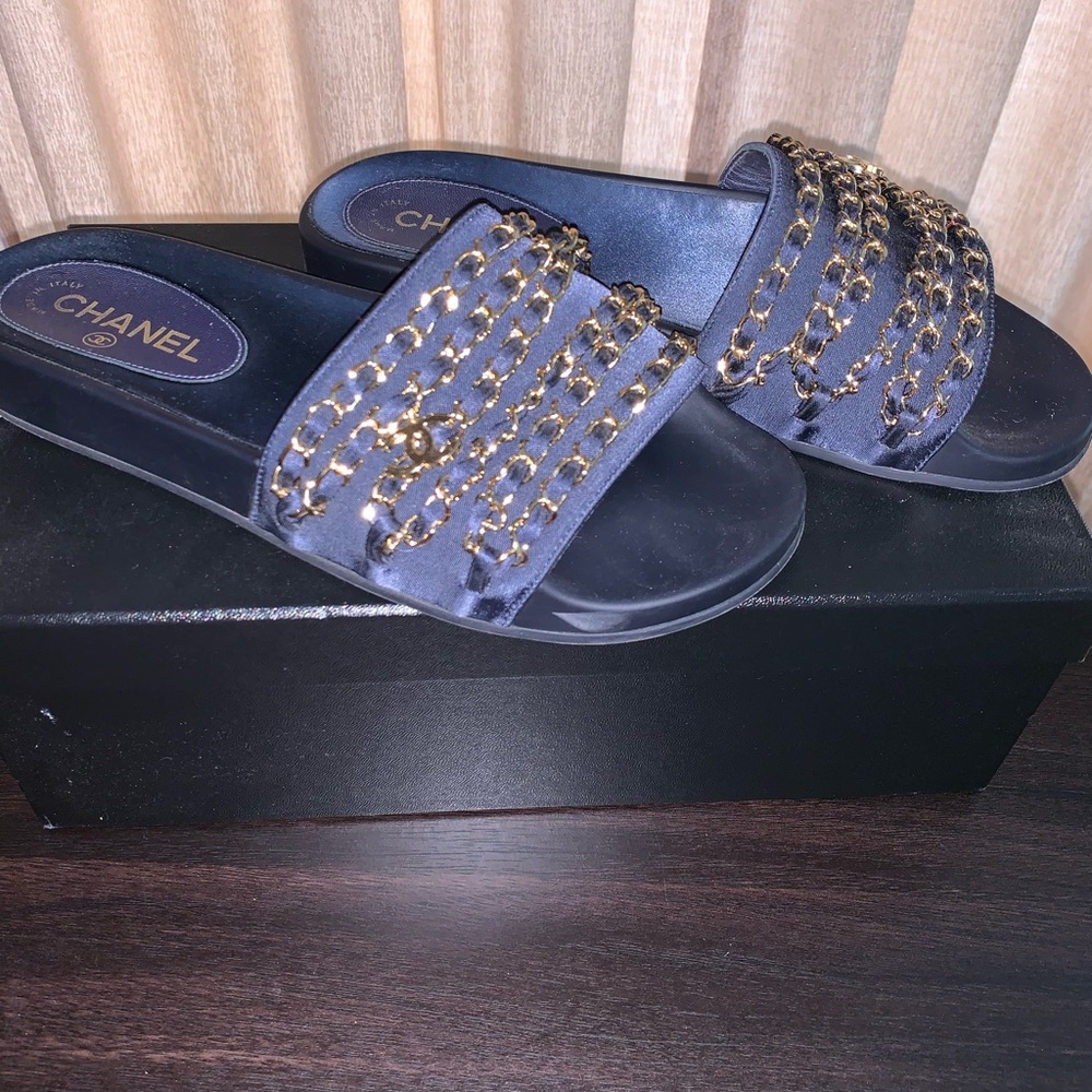 CHANEL SLIDES